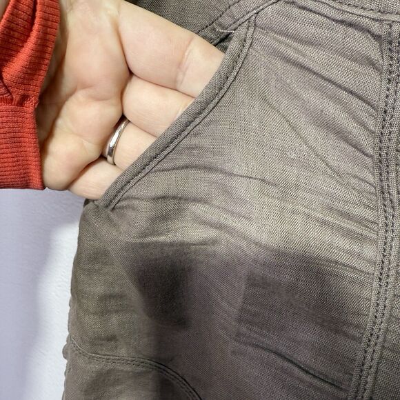 Hollister Women’s Capri Cargo Pants Women’s Size Large Khaki Brown *Fabric Pull* - Picture 3 of 9